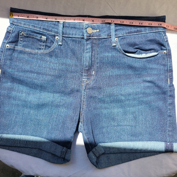 Signature Levi Strauss Mid Rise Shorts - Size 10 - Picture 6 of 10